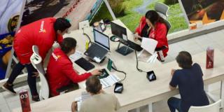 Funcionarios de la Secretaría de Hacienda atendiendo personal 