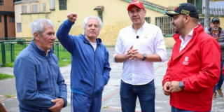 Foto de un funcionario ayudando a un ciudadano