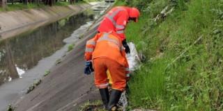 Trabajadores de Aguas de Bogotá limpiando el Canal Contador