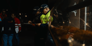 Imagen de un Policía durante el operativo