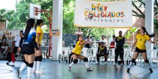 Mujeres jugando en Juegos Intercolegiados de Bogotá.