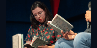 Imagen de varias personas leyendo un libro.