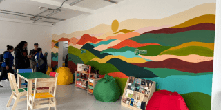Imagen de una pared pintada de la ludoteca