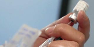 Foto que muestra unas manos sosteniendo una jeringa