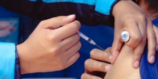 Foto que muestra una persona colocando una vacuna en un brazo