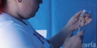 Foto que muestra una persona sosteniendo una jeringa 