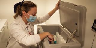 Foto que muestra una persona revisando medicamentos