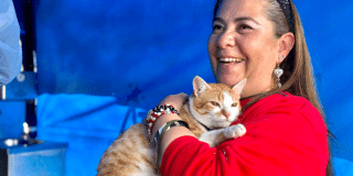 Foto de una mujer con un gato en una de las jornadas de vacunación de mascotas en Bogotá.