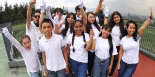 Foto que muestra niñas y niños sonriendo 