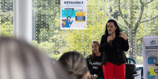 Imagen de una señora hablando durante el encuentro