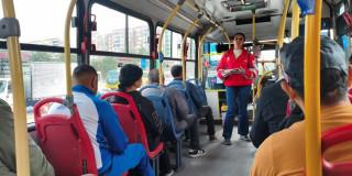 Foto al interior de un bus de TransMilenio en Bogotá.