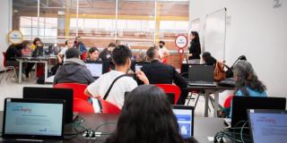Foto de personas beneficiadas con cursos gratis en Puntos Vive Digital del IPES en Bogotá.