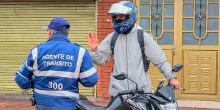 Foto del operativo contra conductores de motocicletas por invasión de andenes en barrio Marsella de Bogotá.