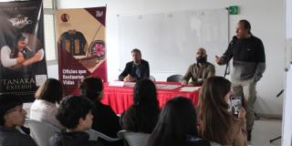 Foto de la graducación de 20 jóvenes en el curso de tatuaje de la Escuela de Oficios de Bogotá.