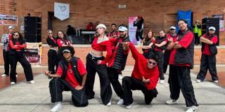 Foto de los 25 grupos artísticos de San Cristóbal que celebraron el Día de la Danza en Bogotá.