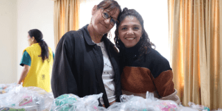 Foto de dos mujeres riendose 