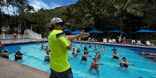 Foto de unas personas en una piscina