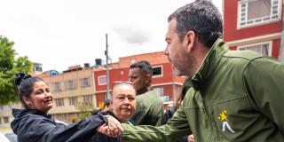Foto de la visita del alcalde Carlos Fernando Galán al barrio Brasil y diálogo con comunidades.
