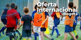 Foto de niños, niñas y adolescentes en una cancha de fútbol en Bogotá.