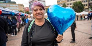 Foto de una vendedora informal en la primera versión de la Feria 'Corazón IPES' en Bogotá.