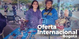 Foto de dos jóvenes en una feria de emprendimiento en Bogotá.