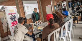 Foto de un taller de formación de emprendedores y comerciantes en Bogotá.