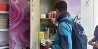Foto de un funcionario de la Secretaría de Salud durante el operativo en el barrio El Tunal.