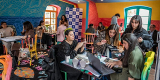 Foto de pequeños empresarios durante una jornada de mentorías con 'Activa Tu Negocio' en Bogotá.