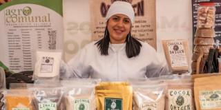 Foto de una mujer y su emprendimiento de alimentos durante una feria de 'Hecho en Bogotá'.