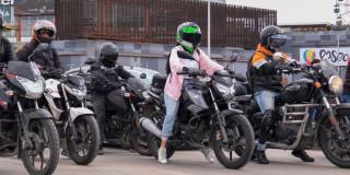 Foto de motociclistas en una vía de Bogotá.