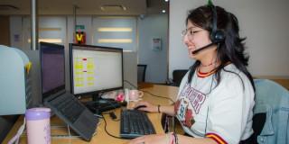 Foto de una mujer frente a un computador en su jornada laboral, en una empresa en Bogotá.