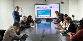 Foto de funcionarios del sector salud en una reunión 