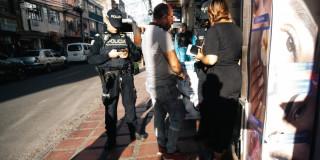 Foto de operativo a estéticas en el barrio Venecia, al sur de Bogotá.