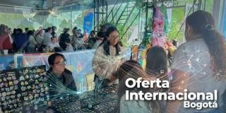 Foto de un grupo de jóvenes y profesionales en una convocatoria en Bogotá.