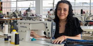 Foto de la fabricación de bolsos con jeans viejos en Bogotá con procesos de economía circular.