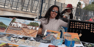 Foto de una ciudadana con su emprendimiento en una feria en Bogotá.