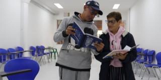 Foto de John Vanegas y María Rosa Rodríguez en un salón de clases del programa de bachillerato flexible en Bogotá.
