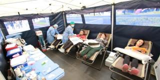 Foto de unas personas donando sangre en Bogotá-
