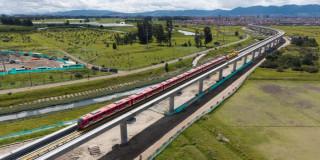 Foto del inicio de pruebas de trenes del Metro de Bogotá sobre el viaducto.