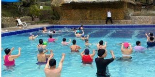 Fotos de un grupo de personas en una piscina.
