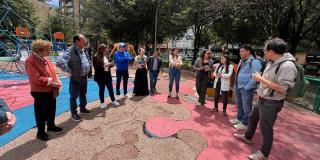 Foto de ciudadanos en el parque El Nogal de Bogotá.