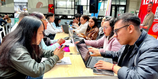 Foto de una feria de empleo en Kennedy