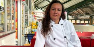 Mireya López, heredó las recetas de su mamá y hoy conquista comensales en la Plaza Distrital de Mercado 20 de Julio.