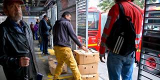 Foto de operativos en TransMilenio de Bogotá contra cargas sobredimensionadas.
