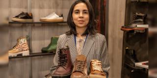 Foto de una mujer comerciante y su negocio de productos de cuero.