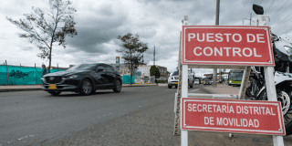 Foto que muestra vehículos circulando por las calles de Bogotá.