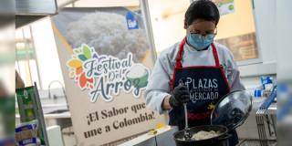 Foto de un comerciante en una de las Plazas Distritales de Mercado de Bogotá.