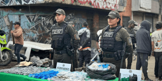 Imagen de dos policías con la driga incautada