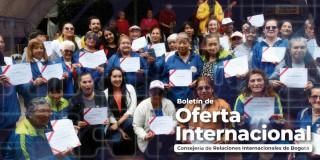 Foto de bogotanos y bogotanas en una convocatoria de becas en Bogotá.