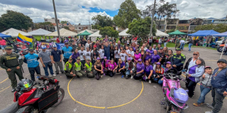Foto de funcionarios y ciudadanos en una jornada de seguridad vial 